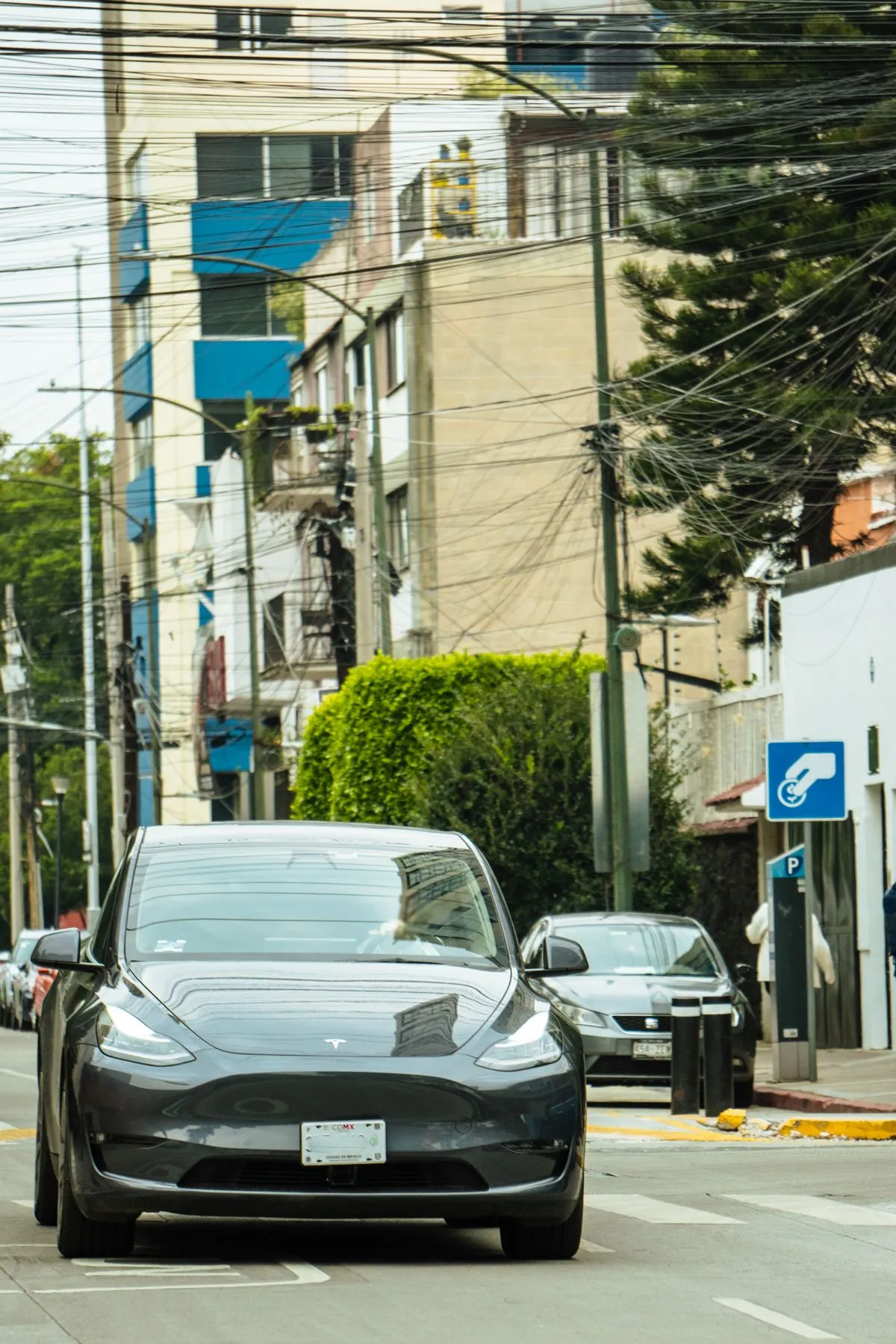 Cars driving through a London zone where ULEZ charges apply