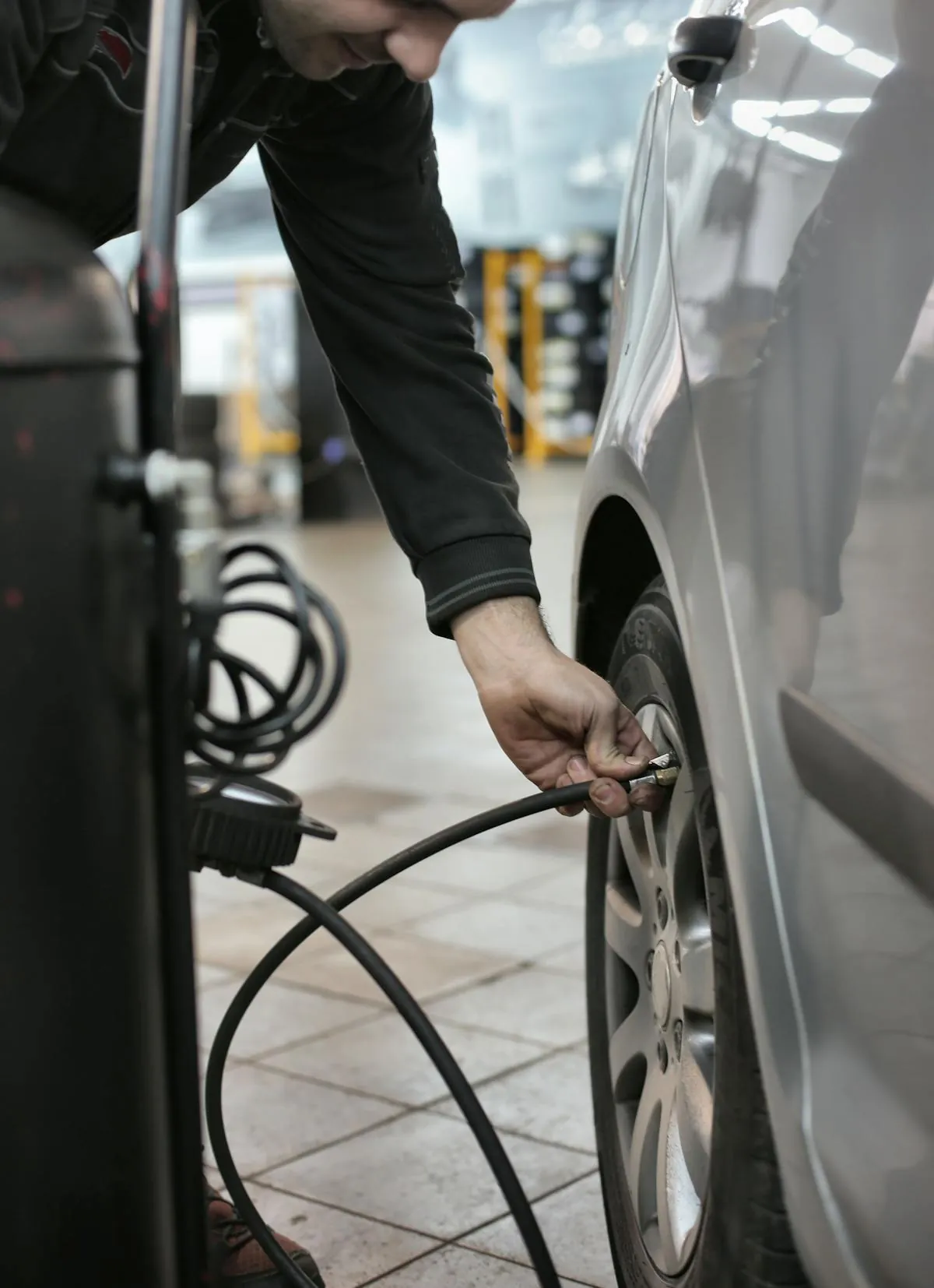 Checking and setting the correct pressure on a car tyre