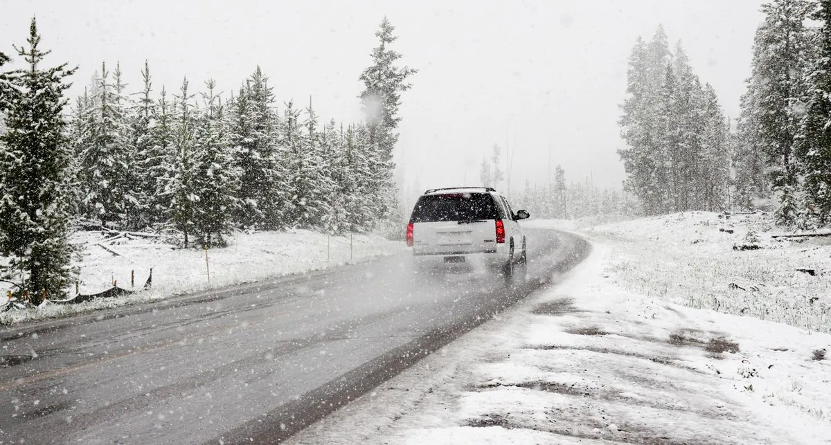 A snowy road in winter when tyre pressures commonly drop